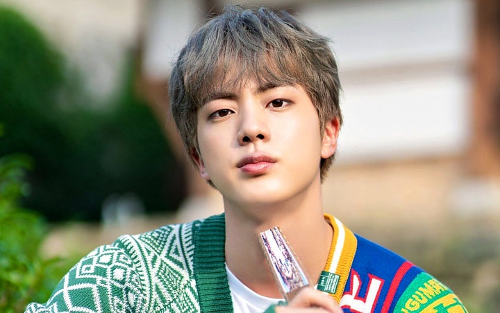 Jin BTS Posting Selfie Ganteng Ngegas, Kantong Makanan Halal Jadi Sorotan