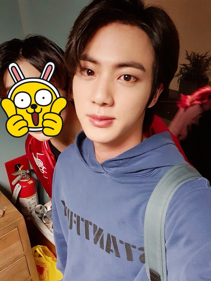 Jin BTS Posting Selfie Ganteng Ngegas, Kantong Makanan Halal Jadi Sorotan 1
