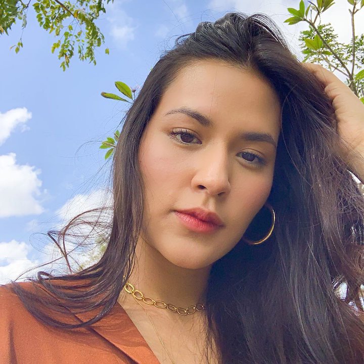 Raisa Mengambil Swafoto alias Selfie