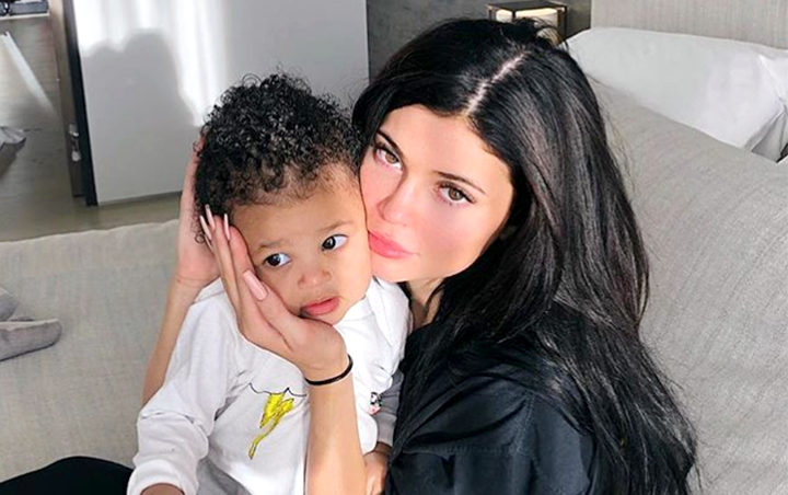 Ogah Panggil 'Mommy', Kocaknya Stormi Tak Akui Kylie Jenner sebagai Ibunya