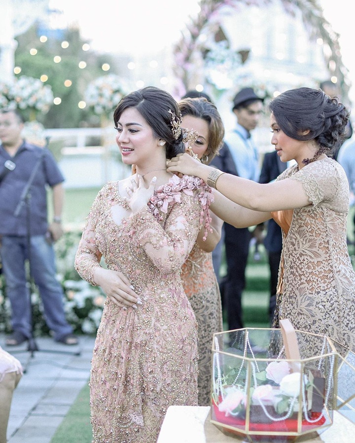 Felicya Angelista Dipakaikan Perhiasan Seserahan Oleh Calon Ibu Mertua