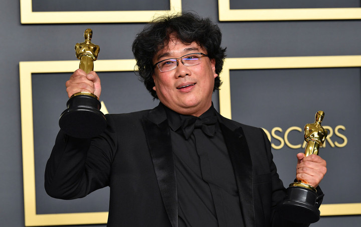 Oscar 2020: 'Parasite' Cetak Sejarah, Bong Joon Ho Cekikikan Pandangi Piala Jadi Hot Topic