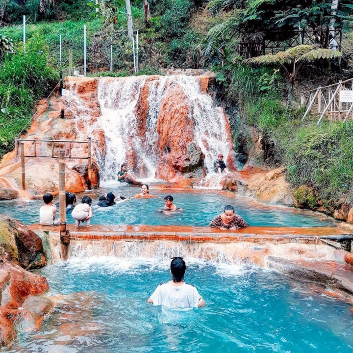 Cipanas Nagrak Parongpong, Pemandian Air Panas di Bandung yang Memiliki Air Terjun Mini