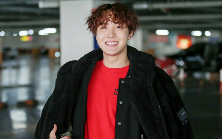 Gaya Super Nyentrik J-Hope BTS Pakai Piyama di Bandara Jadi Perhatian Netizen