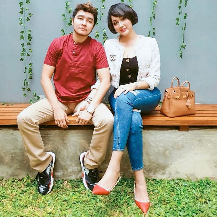 Lucinta Luna dan Abash Duduk Dengan Saling Menggengam Tangan Satu Sama Lain