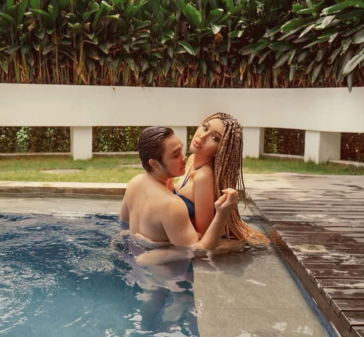 Lucinta Luna dan Abash Tampil Vulgar Saat Berendam Bersama Di Kolam Renang