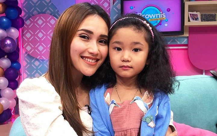 Potret Liburan Anak Ayu Ting Ting Saat Di Malaysia Disebut Editan