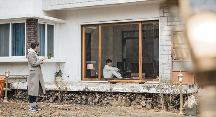 Chae Soo Bin Fokus Pandangi Jung Hae In di \'Half of Half\', Chemistry Tuai Pujian
