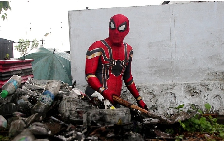 Punya Tujuan Mulia, Aksi 'Spiderman' di Sulsel Bersihkan Sampah Disorot Media Asing