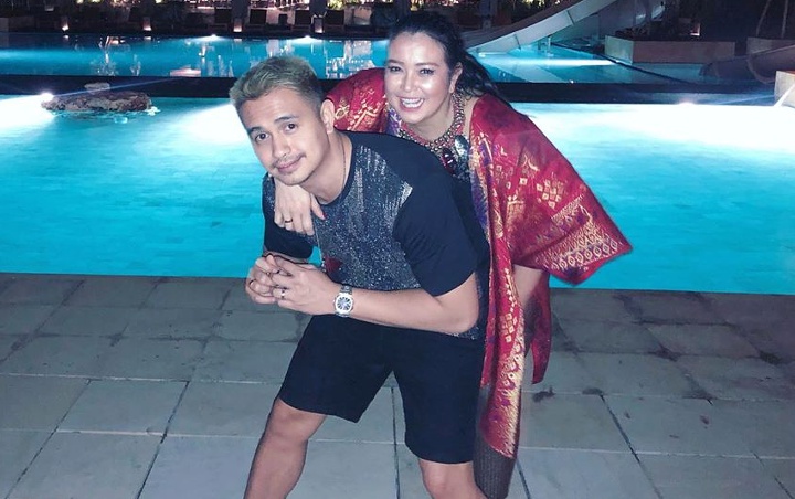 Kepala Istri Cantik Ajun Perwira Dikira Botak, Stres Nikahi Brondong?