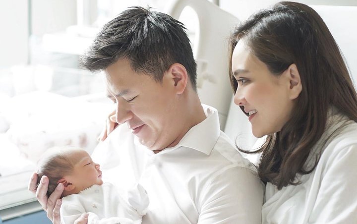 Lahirkan Anak Perempuan, Bayi Shandy Aulia Justru Disebut Mirip Banget Papanya