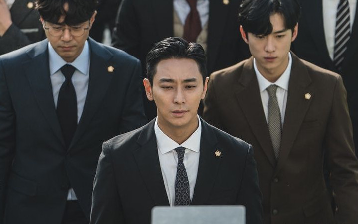 Joo Ji Hoon Tampil Percaya Diri dan Serius Saat Bekerja di Foto Adegan 'Hyena'