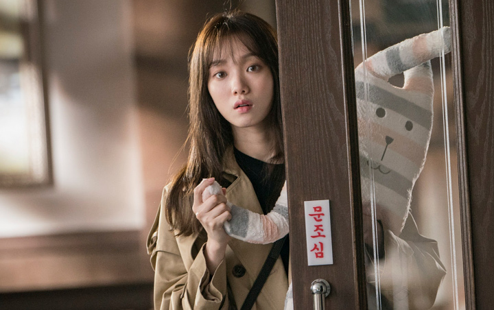 Lee Sung Kyung Manyun Imut Makan Corndog di Lokasi 'Romantic Doctor, Teacher Kim 2'