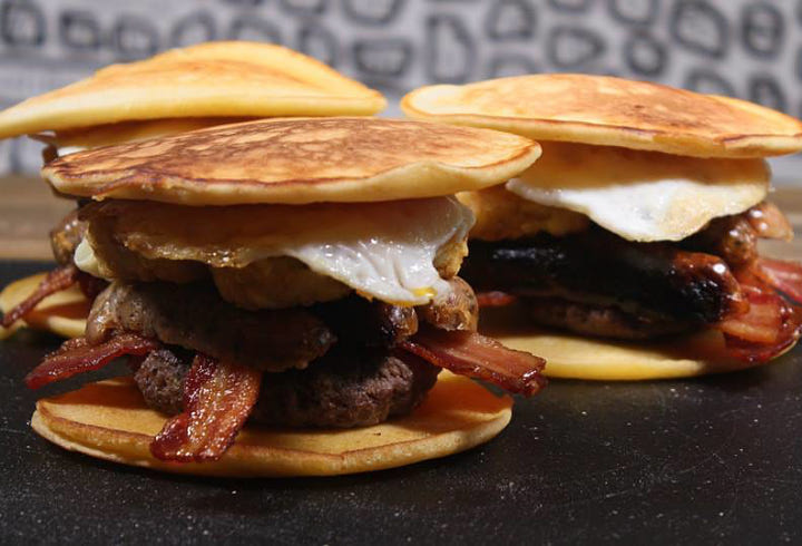 Meski Terdengar Aneh, Pancake dan Daging Sapi Jika Dipadukan Akan Menghasilkan Kombinasi Enak Loh