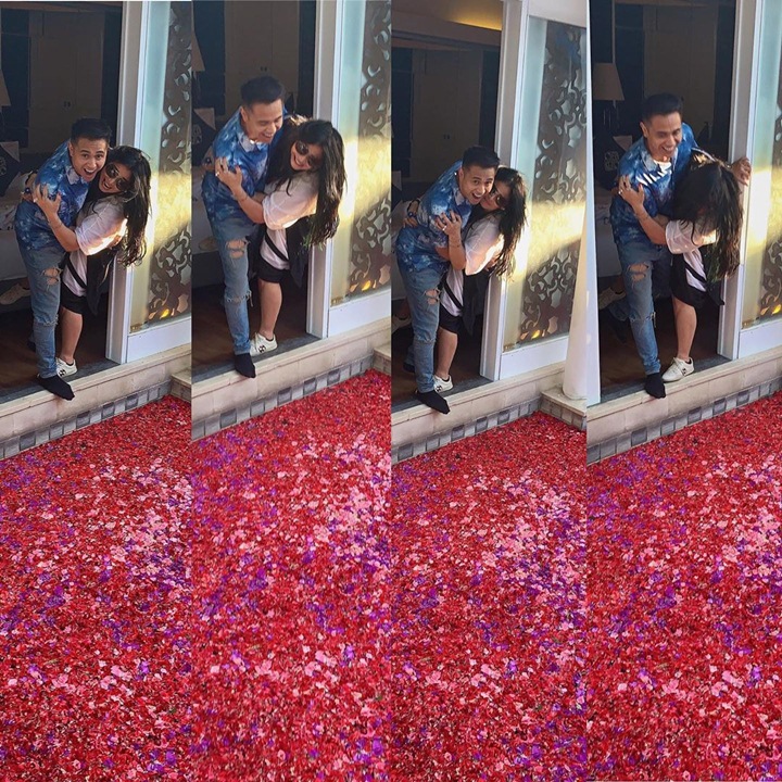 Romantis Siapkan Kejutan Kolam Penuh Bunga Saat Bulan Madu