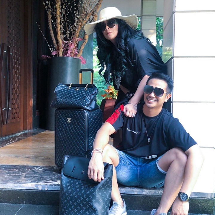 Kompak Pose Kece Sebelum Berangkat Liburan Bareng