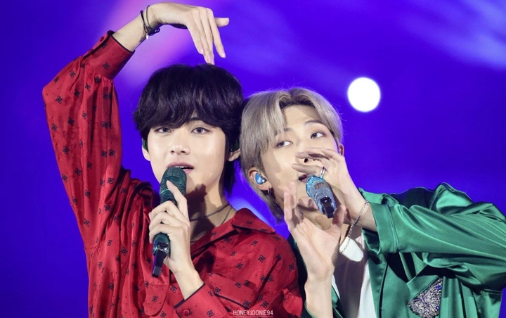 V BTS Tidak Terima Dilupakan RM di Foto Grup V BTS Tidak Terima Dilupakan RM di Foto Grup