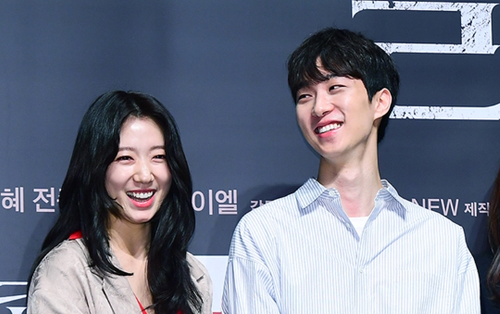 Garap Film Park Shin Hye Call, Sutradara Muda Ini Jadi Hot Topik Saking Tampannya