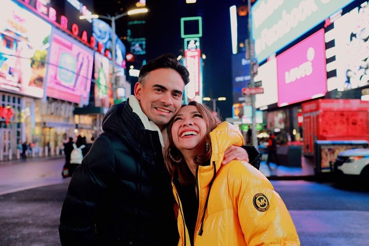 Foto Mesra di Times Square New York Bak Lagi Pacaran