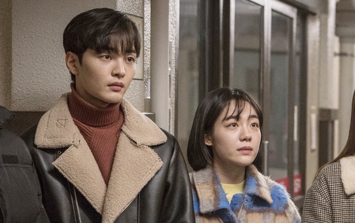 So Ju Yeon Romantis Latihan CPR di Dada Kim Min Jae Saat Syuting 'Romantic Doctor, Teacher Kim 2'