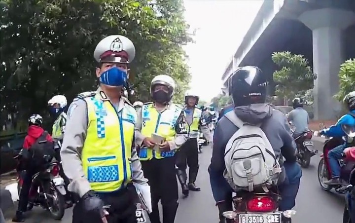 Viral Polisi Hadang Pelanggar Lalu Lintas Gunakan Jaket Ojol, Ternyata Ini Alasannya