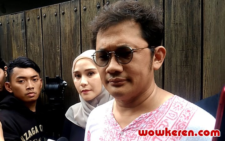 Hanung Bramantyo dan Zaskia Adya Mecca Melayat ke Rumah Duka BCL-Ashraf Sinclair di Pejaten, Jakarta