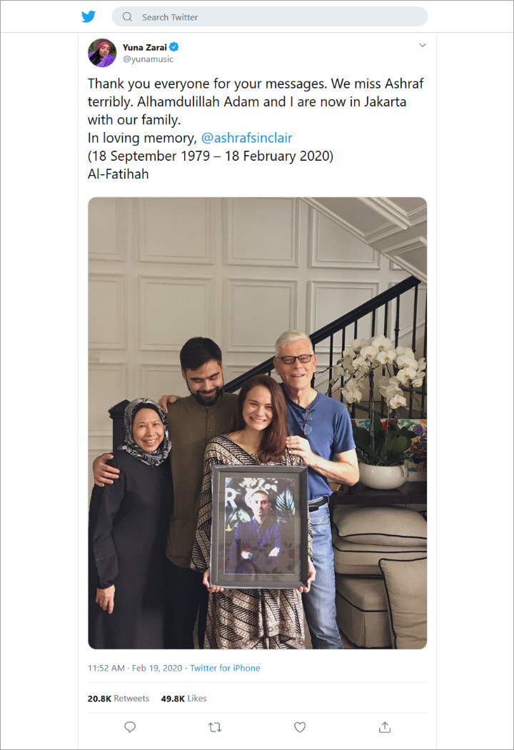 Foto Keluarga Ashraf Sinclair u0027Paksakanu0027 Senyum Usai Ziarah Kubur 
