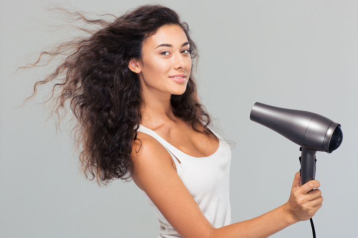 Sering Menggunakan Hair Dryer Justru Membuat Rambut Keriting Jadi Mengembang