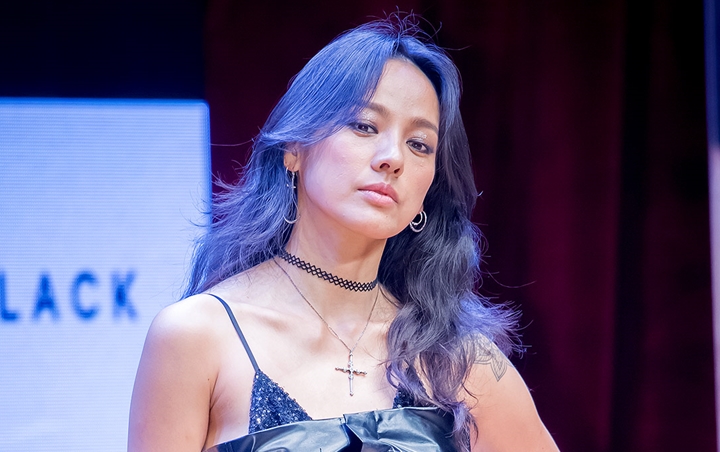 Lee Hyori Umbar Belahan Dada di Pemotretan, Usung Gaya Rambut Sanggul Tuai Kebanggaan