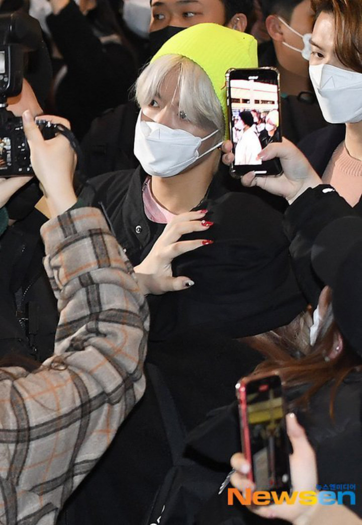 Keamanan NCT 127 di Bandara Memprihatinkan, Tangan Cewek Pegang Yuta Bikin Netizen Jijik