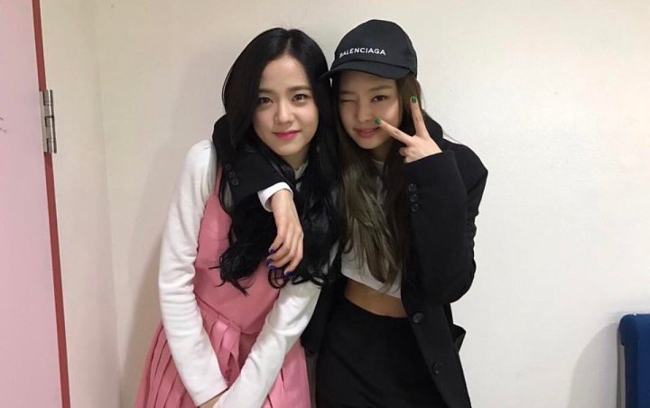 Manisnya Jisoo BLACKPINK Betulkan Masker Jennie, Jurnalis Sengaja Posting Foto Dikala Tidak Gunakan? Manisnya Jisoo BLACKPINK Betulkan Masker Jennie, Jurnalis Sengaja Posting Foto Dikala Tidak Gunakan?