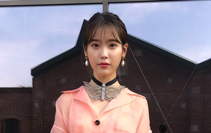 Gaya IU Hadiri Fashion Show Diadu Dengan Figur Orisinil Gucci, Internet Julid Gaya IU Hadiri Fashion Show Diadu Dengan Figur Orisinil Gucci, Internet Julid