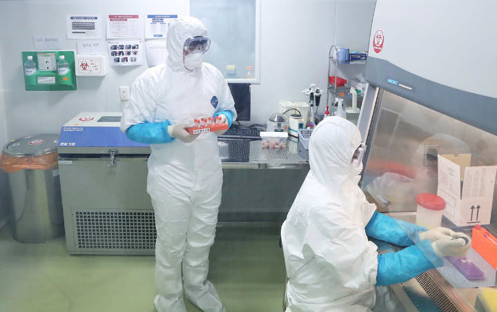 Ilmuwan AS Ini Tetap Ngotot Corona Sebagai Senjata Biologis yang 'Lolos' Dari Lab Tiongkok