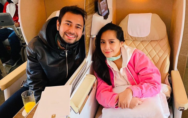 Dikabarkan 'Telat', Nagita Slavina Tepis Tangan Rafathar Saat Pegang Dada Tuai Pujian