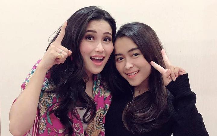 Jadi Kakak Siaga, Ayu Ting Ting Rela Bermalam Di Rumah Sakit Untuk Jaga Adik