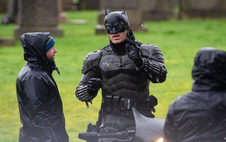 Foto Baru Lokasi Syuting 'The Batman' Perlihatkan Detail Kostum dan Senjata Robert Pattinson