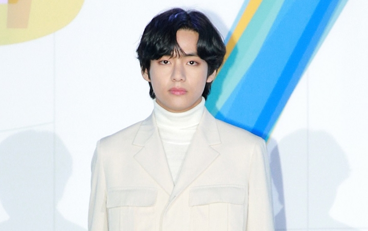 V Buka-Bukaan Soal Tato Wajah dan Lehernya di MV BTS ON V Buka-Bukaan Soal Tato Wajah dan Lehernya di MV BTS ON