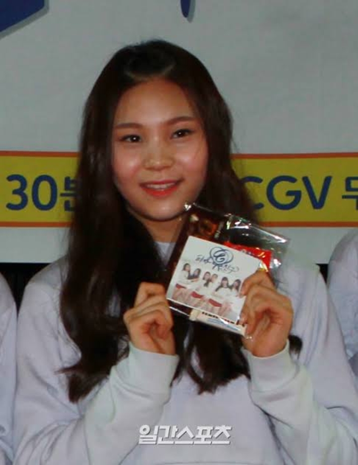 Kecantikan Umji G-Friend di Selfie Baru Picu Perdebatan, Disindir Pakai Foto Lawas