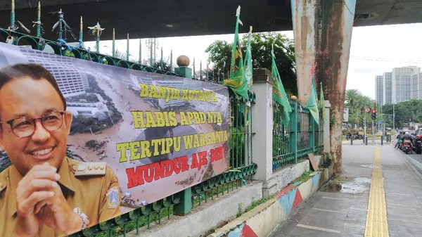 Respon Sekda DKI Soal Spanduk Anies \'Banjir Kotanya, Tertipu Warganya\'