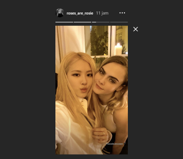 Rose BLACKPINK Bagikan Selfie Imut Bareng Cara Delevingne di Paris, Siapa Lebih Cantik?