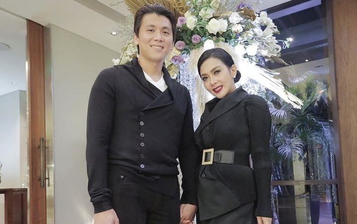 Syahrini Pose Adu Hidung di Ultah Nikah, Reino Ditagih Bayi Jepsun Hingga Kado Mewah