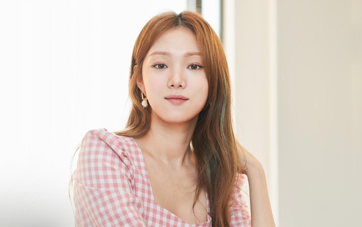 Lee Sung Kyung Karaoke Heboh di Pinggir Jalan Lokasi Syuting 'Romantic