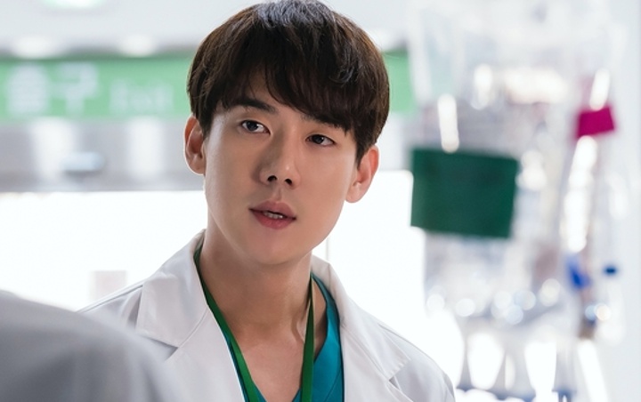Yoo Yeon Seok Senyum Ganteng di 'Hospital Playlist', Fans Malah Bahas 'Romantic Doctor, Teacher Kim'