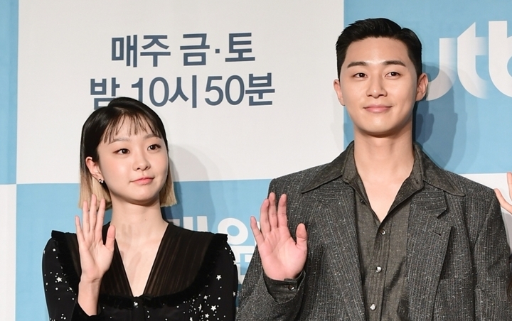 Kemiripan Kim Da Mi dan Park Seo Joon di Sesi Wawancara 'Itaewon Class' Curi Fokus