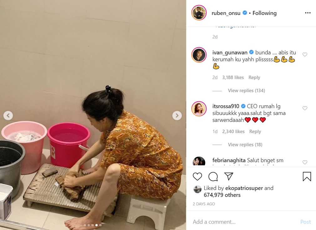 Dikenal Tajir, Aksi Sarwendah Cuci Baju Dengan Tangan Banjir Pujian