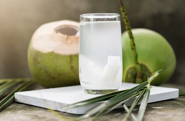 Nikmati Segarnya Air Kelapa Yang Bermanfaat Untuk Kesehatan Kulit