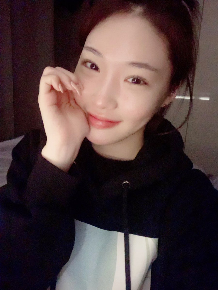 Masih Isolasi Diri Terkait Virus Corona, Kim Chung Ha Siaran Live untuk Jelaskan Kondisinya