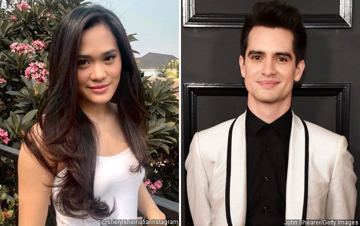 Sheryl Sheinafia Pamer Foto Dipeluk Brendon Urie, Bikin Rekan-rekan Artis Syok