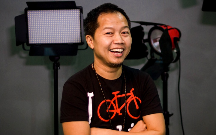Duka Sandhy Sondoro Kabarkan Sang Ayah Meninggal, Rekan Artis Beri Dukungan
