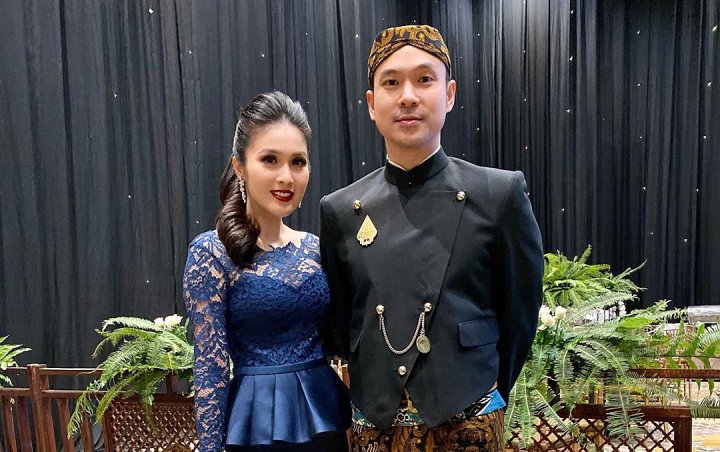 Suami Sandra Dewi Dikerubungi Wanita Meski Bukan Artis, Posisi Tangan Saat Foto Bareng Jadi Sorotan
